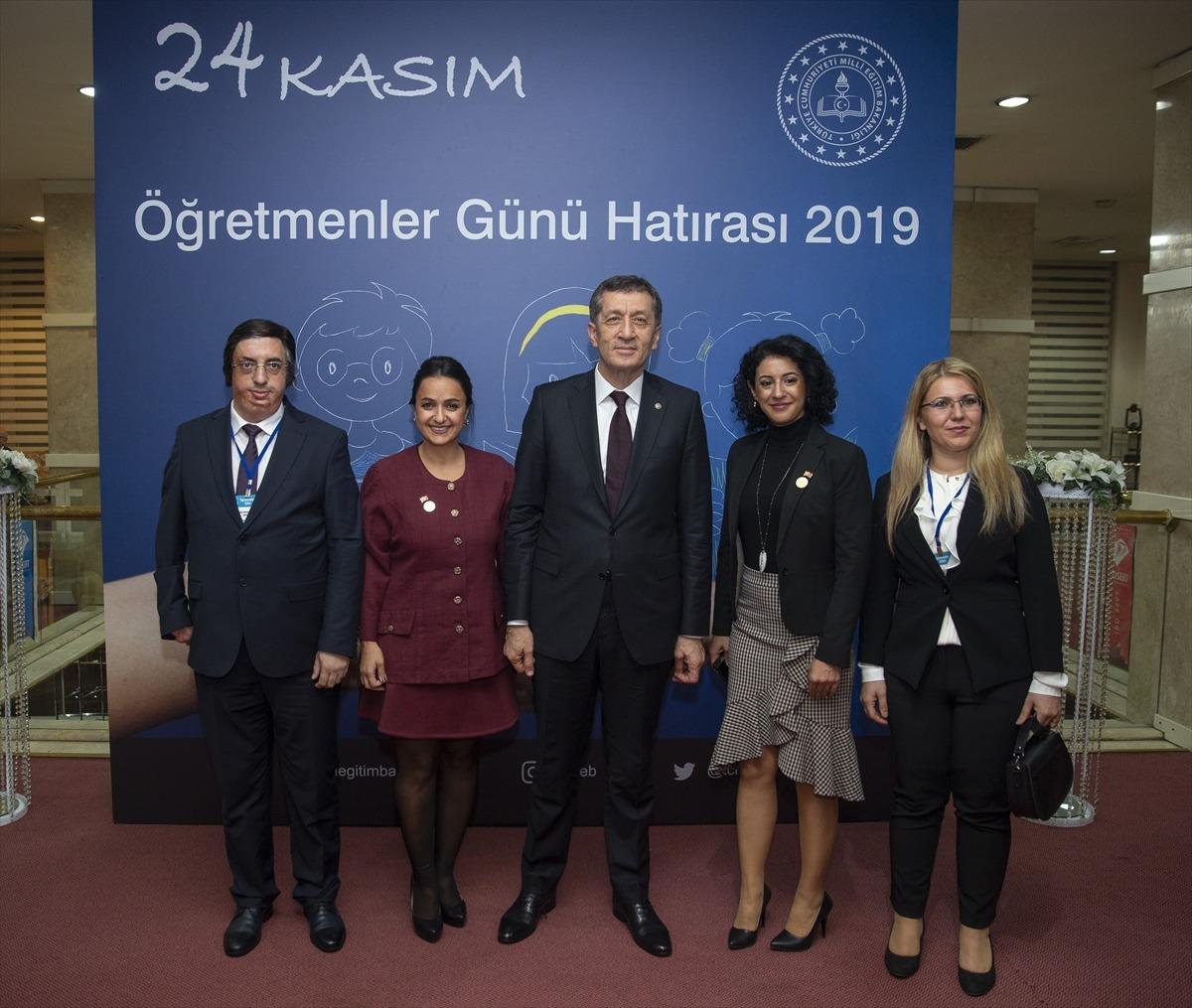 Bakan Sel&ccedil;uk &ouml;ğretmenlerle yemekte buluştu