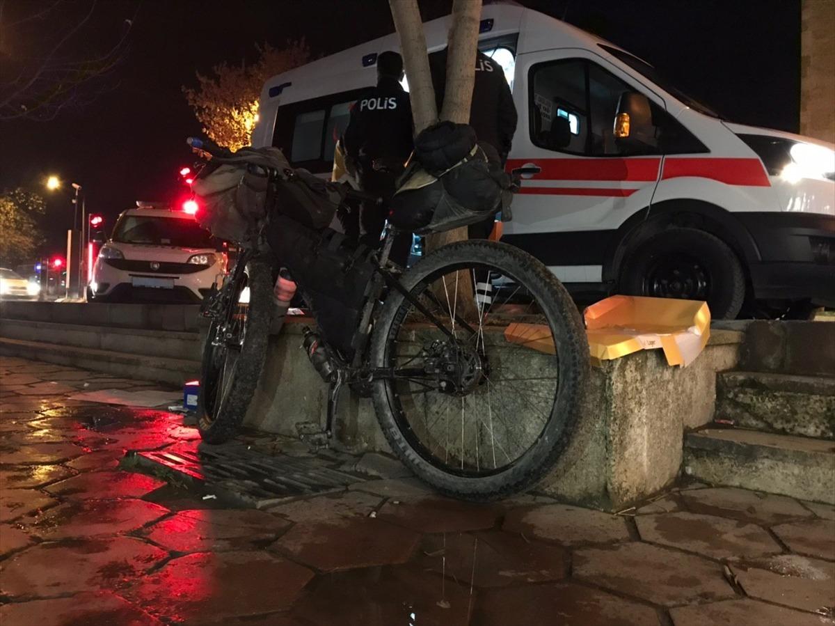 D&uuml;nya turuna &ccedil;ıkan bisikletli turisti Edirne'de taşladılar!