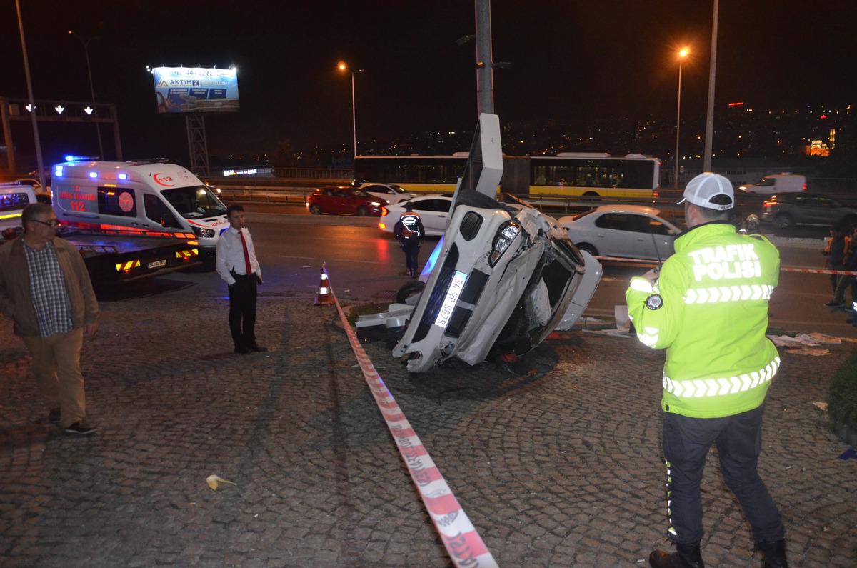 Esenyurt'ta otomobil 100 metre iki teker &uuml;st&uuml;nde gidip devrildi!