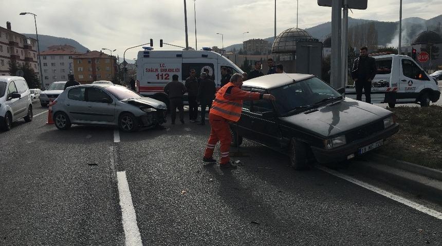 Kızılcahamam il&ccedil;esi hastane kavşağında trafik kazası meydana geldi