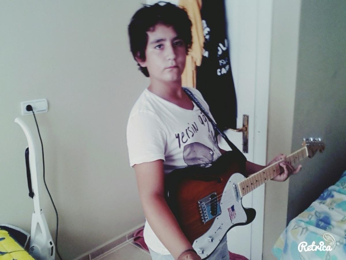 Kuşadası&rsquo;nda virajı alamayan motorsiklet s&uuml;r&uuml;c&uuml;s&uuml; tabelaya &ccedil;arptı; 1 &ouml;l&uuml;