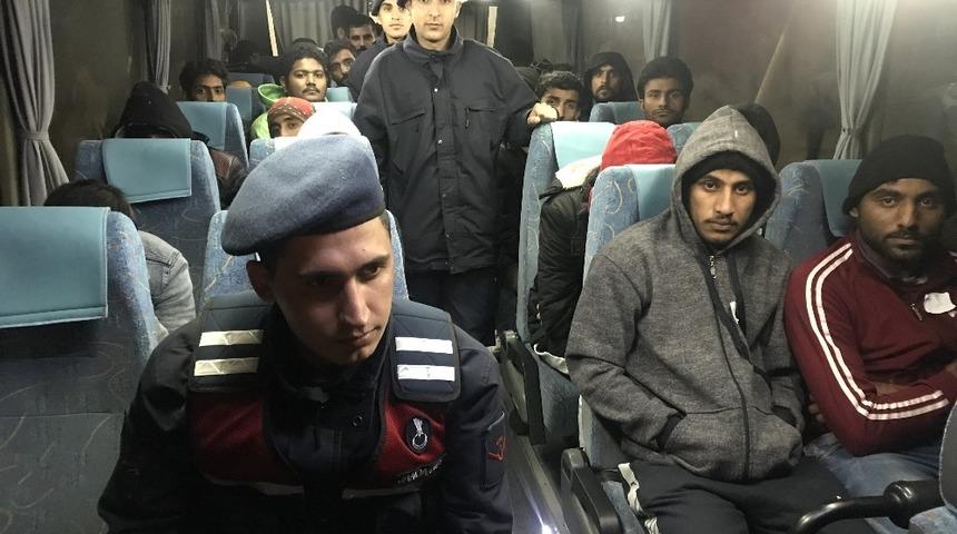 Jandarma ekiplerinin durdurduğu ara&ccedil;tan 32 ka&ccedil;ak g&ouml;&ccedil;men &ccedil;ıktı!