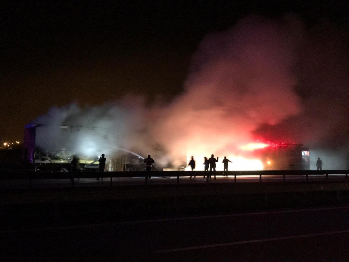 Sınır kapısına yaklaşırken alev topuna d&ouml;nd&uuml;! S&uuml;r&uuml;c&uuml;n&uuml;n s&ouml;zleri dehşete d&uuml;ş&uuml;rd&uuml;!