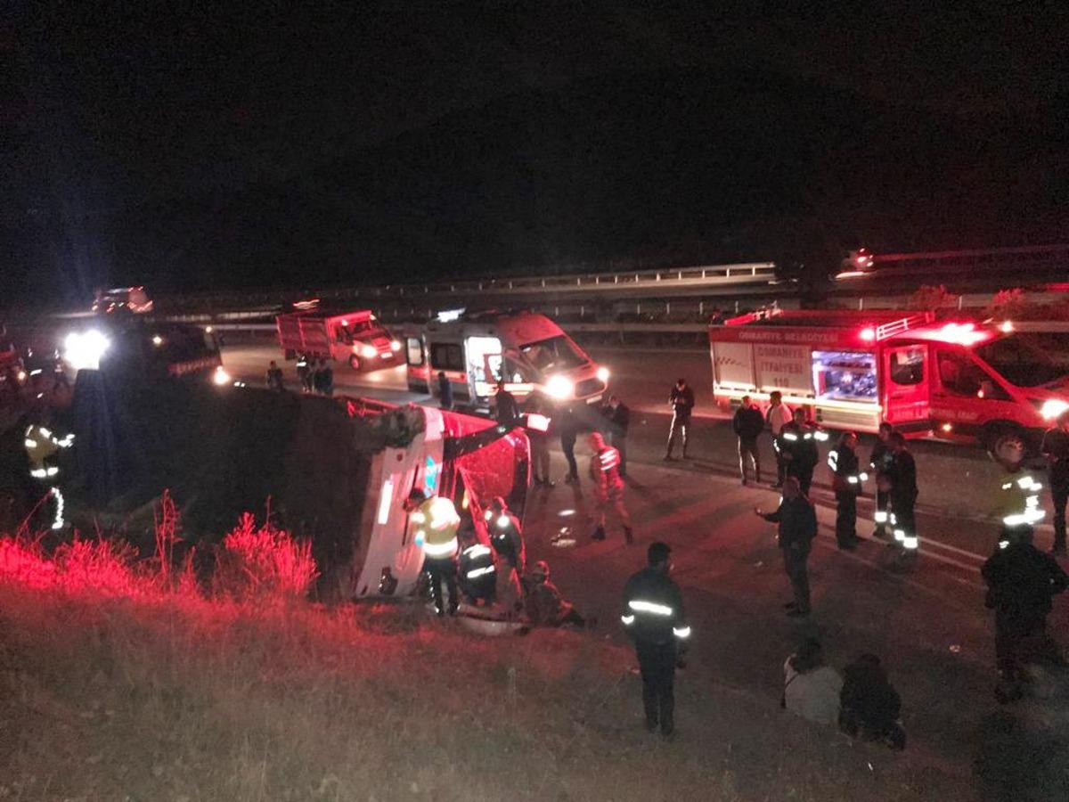 Şof&ouml;r kalp krizi ge&ccedil;irdi yolcu otob&uuml;s&uuml; devrildi: &Ccedil;ok sayıda yaralı var!