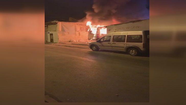 Güngören'de park halindeki servis minibüsü alev alev yandı G1