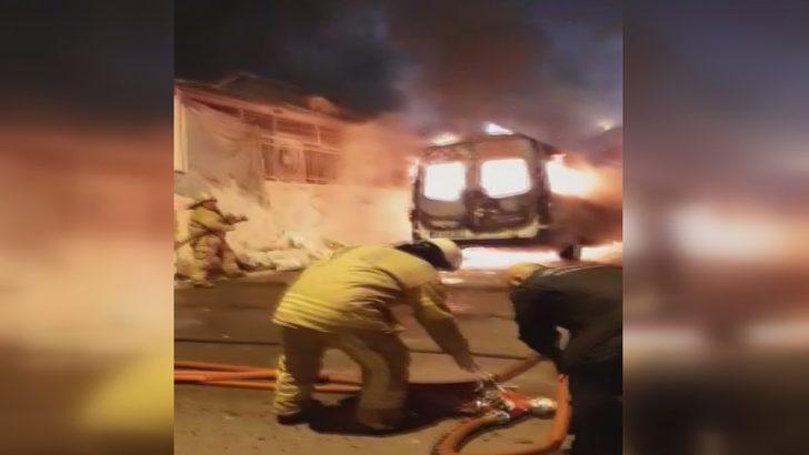 Güngören'de park halindeki servis minibüsü alev alev yandı G2