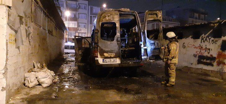 Güngören'de park halindeki servis minibüsü alev alev yandı G3