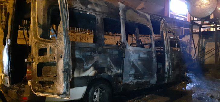 Güngören'de park halindeki servis minibüsü alev alev yandı G4