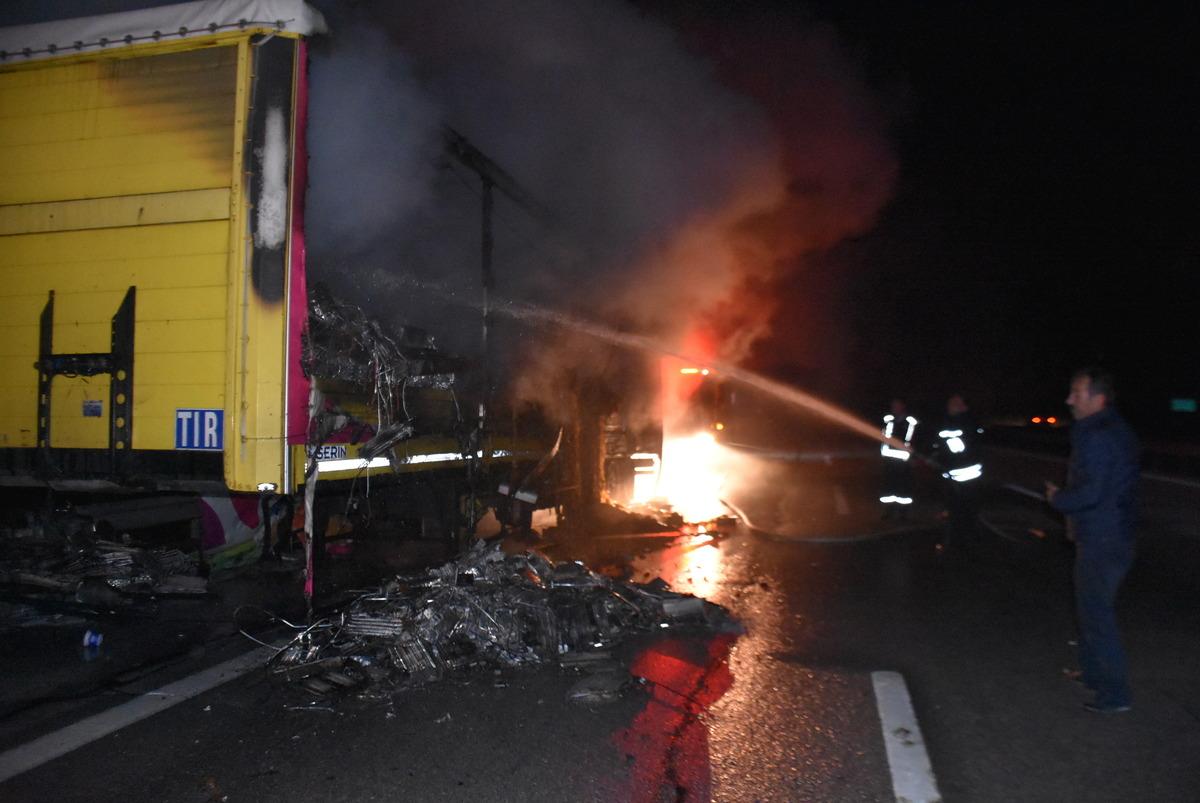 TIR'ın dorsesindeki tonlarca sucuk bağırsağı yandı&nbsp;