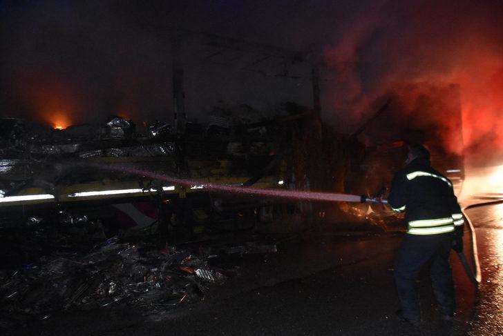 TIR'ın dorsesindeki tonlarca sucuk bağırsağı yandı  G4