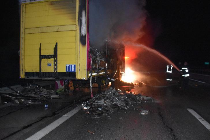 TIR'ın dorsesindeki tonlarca sucuk bağırsağı yandı  G5