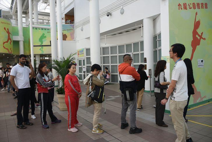 Protestoların dinmediği Hong Kong'da halk yerel seçim için sandık başında G1