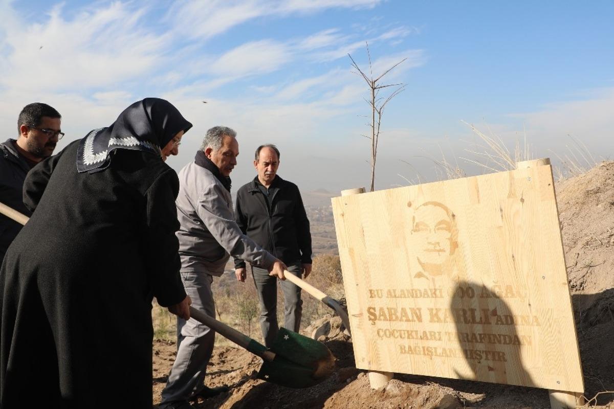 Vasiyet etti, Perşembesi yerine ağa&ccedil; diktirdi
