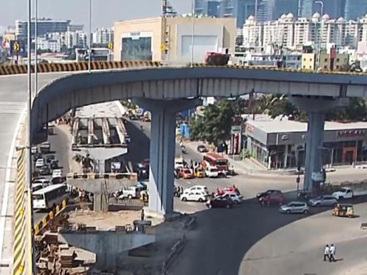 Hindistan'da otomobil k&ouml;pr&uuml;den insanların &uuml;zerine u&ccedil;tu! &Ouml;l&uuml; ve yaralılar var