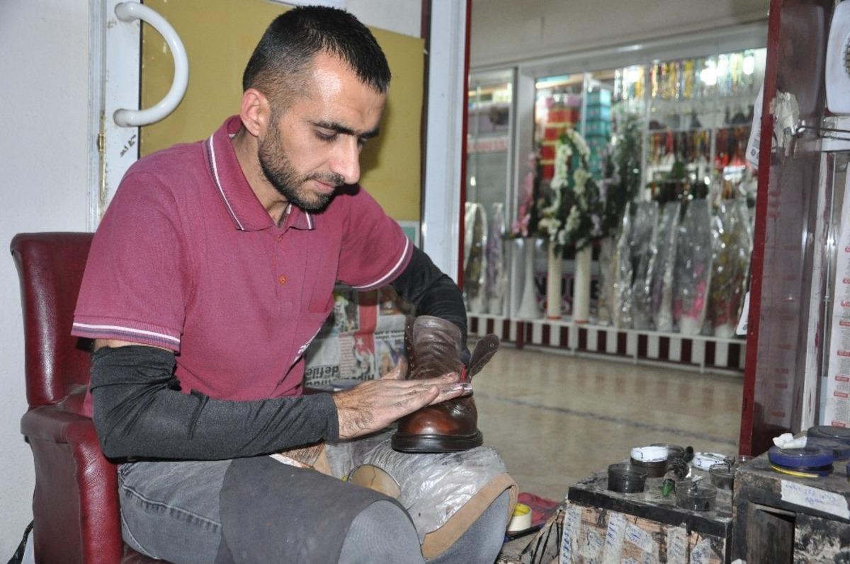 Atanamayan &ouml;ğretmen adayı ayakkabı boyacısı oldu