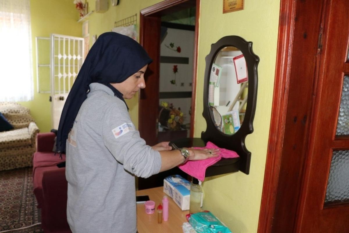 Yaşlı kadının yardımına B&uuml;y&uuml;kşehir koştu