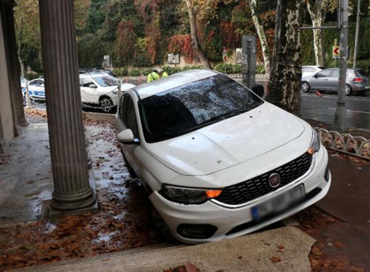 Direksiyon başında uyudu! Az daha Dolmabah&ccedil;e Sarayı'nın duvarına &ccedil;arpıyordu