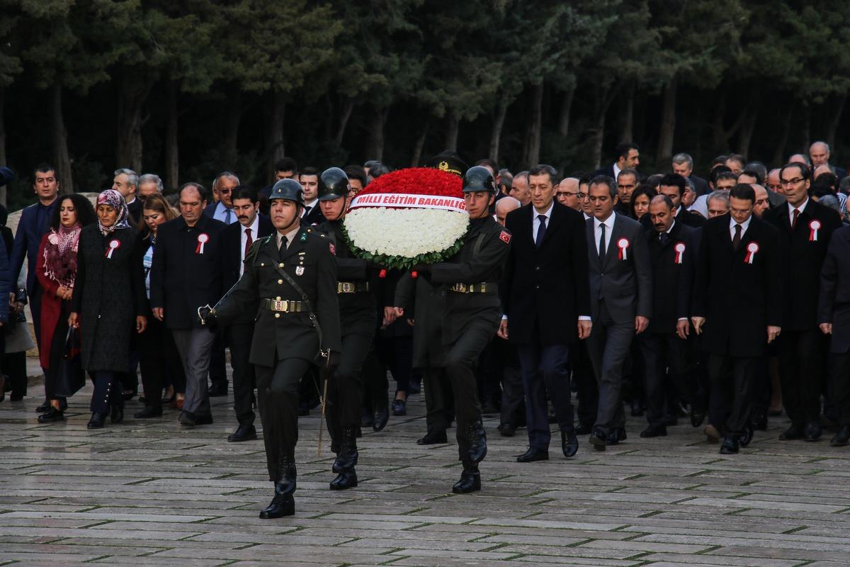 Bakan Sel&ccedil;uk ve &ouml;ğretmenler Ata'nın huzurunda