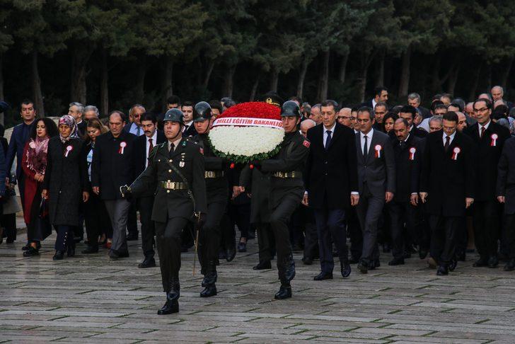 Bakan Selçuk ve öğretmenler Ata'nın huzurunda G2