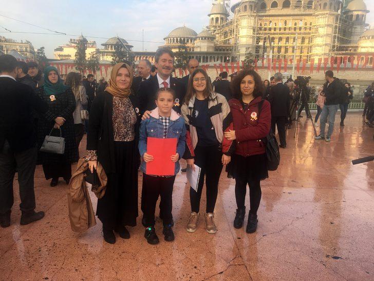 Bakan Selçuk ve öğretmenler Ata'nın huzurunda G1