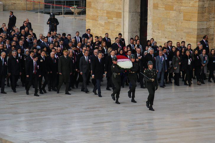 Bakan Selçuk ve öğretmenler Ata'nın huzurunda G3