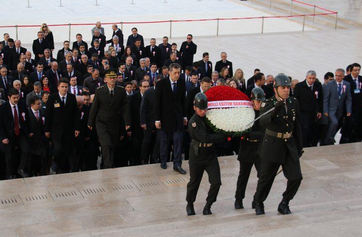 Bakan Selçuk ve öğretmenler Ata'nın huzurunda G4