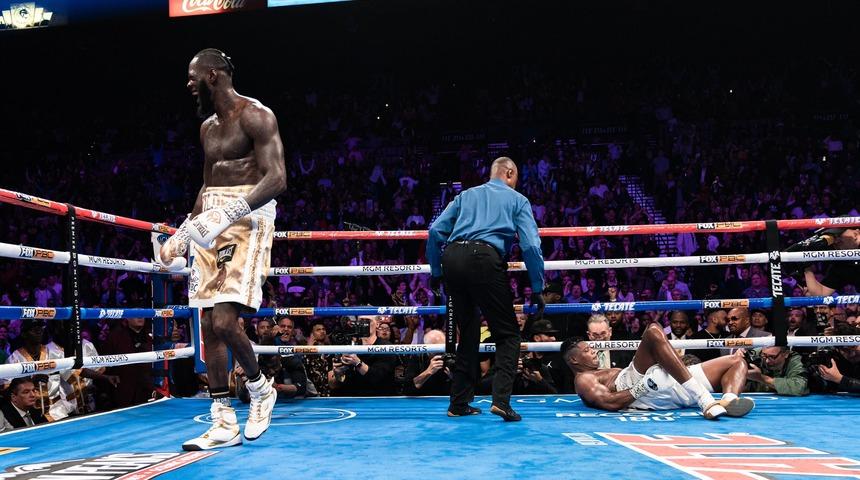 ABD'li boks&ouml;r Wilder, Ortiz'i nakavtla mağlup ederek Muhammed Ali'nin rekorunu egale etti