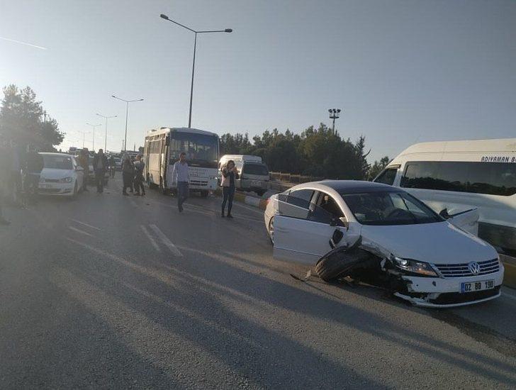 Zincirleme trafik kazasında 5 araç bir birine girdi: 1 yaralı G3