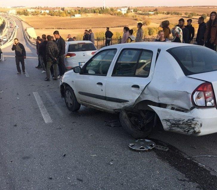Zincirleme trafik kazasında 5 araç bir birine girdi: 1 yaralı G4