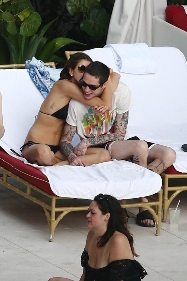 Kaia Gerber ve Pete Davidson dudak dudağa G5