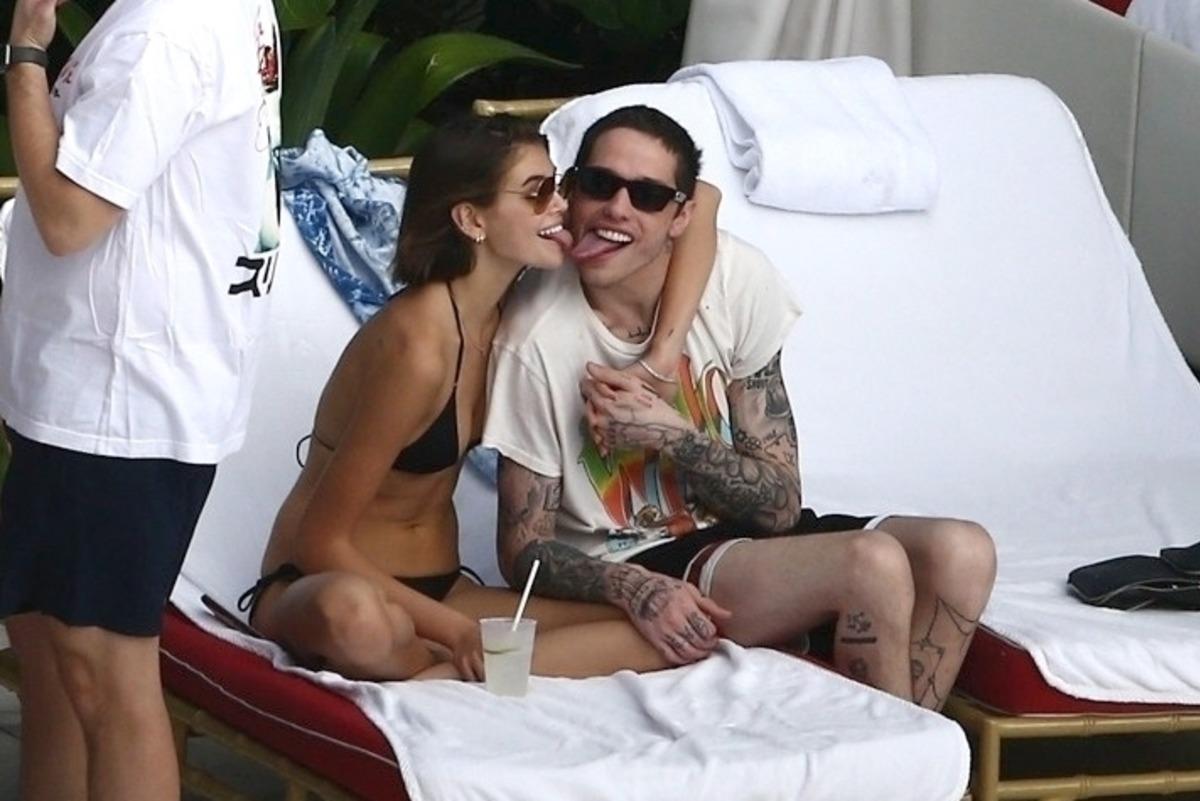 Kaia Gerber ve Pete Davidson dudak dudağa