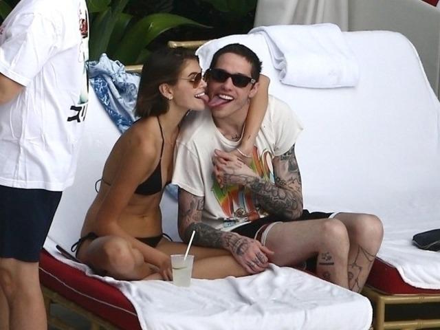 Kaia Gerber ve Pete Davidson dudak dudağa