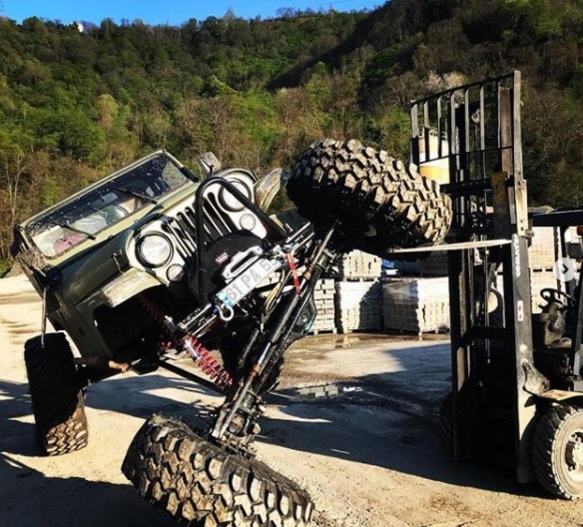 İnsanların y&uuml;r&uuml;meye cesaret edemediği yollardan o &ccedil;ok rahat ge&ccedil;iyor