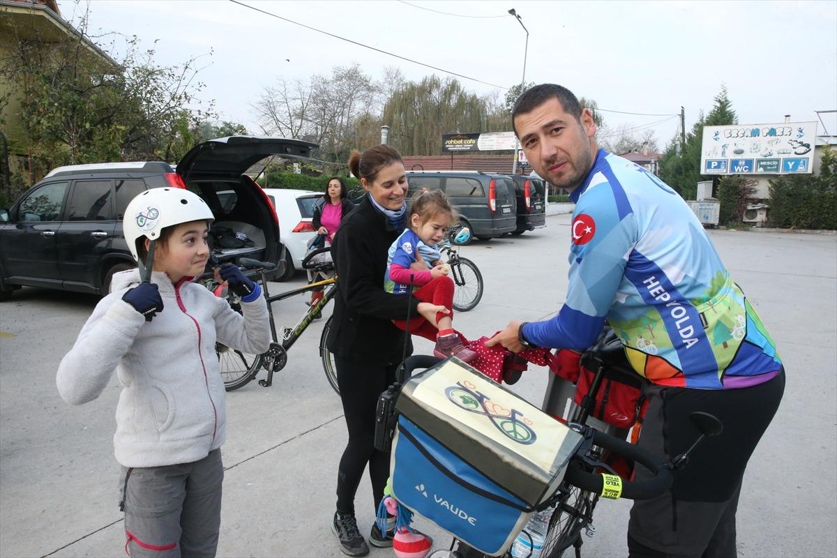 Kızlarıyla yola &ccedil;ıkan "Şen &ouml;ğretmenler" su kaynakları i&ccedil;in pedala basıyor