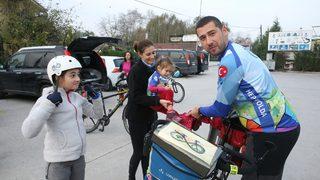 Kızlarıyla yola çıkan Şen öğretmenler su kaynakları için pedala basıyor