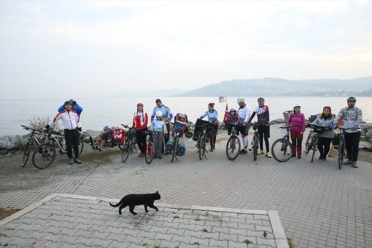 Kızlarıyla yola çıkan "Şen öğretmenler" su kaynakları için pedala basıyor G2