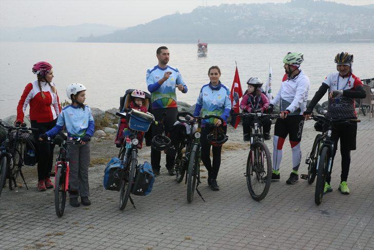 Kızlarıyla yola çıkan "Şen öğretmenler" su kaynakları için pedala basıyor G3