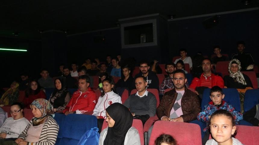 Eskici, Cep Herk&uuml;l&uuml; Naim S&uuml;leymanoğlu filmini sporcularla birlikte izledi