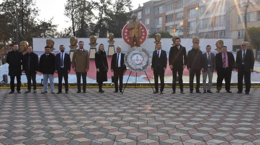 İn&ouml;n&uuml;&rsquo;de &ouml;ğretmenler Atat&uuml;rk Anıtı&rsquo;na &ccedil;elenk koydu