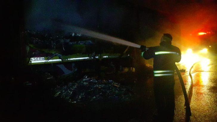 Seyir halindeki tırın dorsesi yandı G1