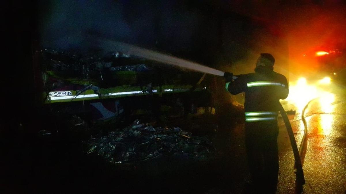 Seyir halindeki tırın dorsesi yandı