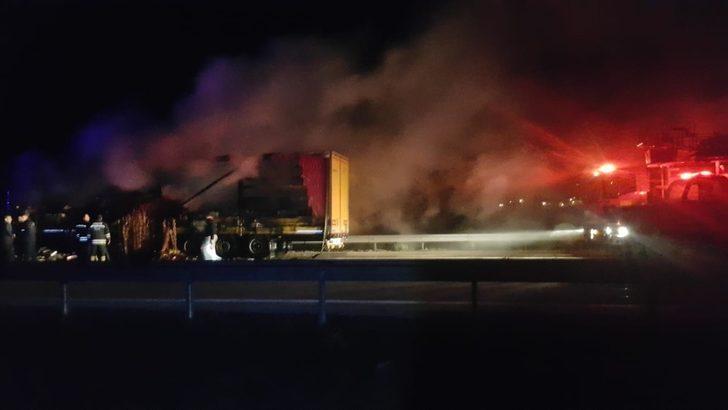 Seyir halindeki tırın dorsesi yandı G3