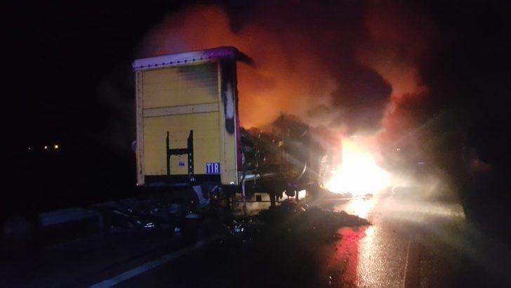 Seyir halindeki tırın dorsesi yandı G4