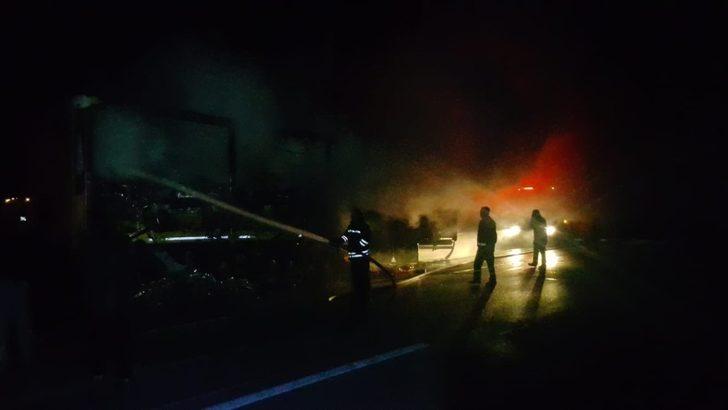 Seyir halindeki tırın dorsesi yandı G5