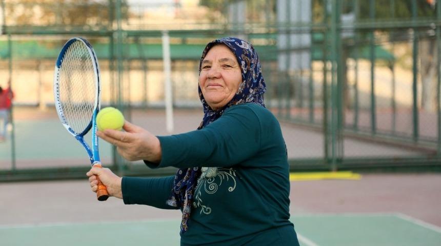 Torosların tenis&ccedil;i Durdu teyzesine H&uuml;lya Avşar&rsquo;dan davet geldi