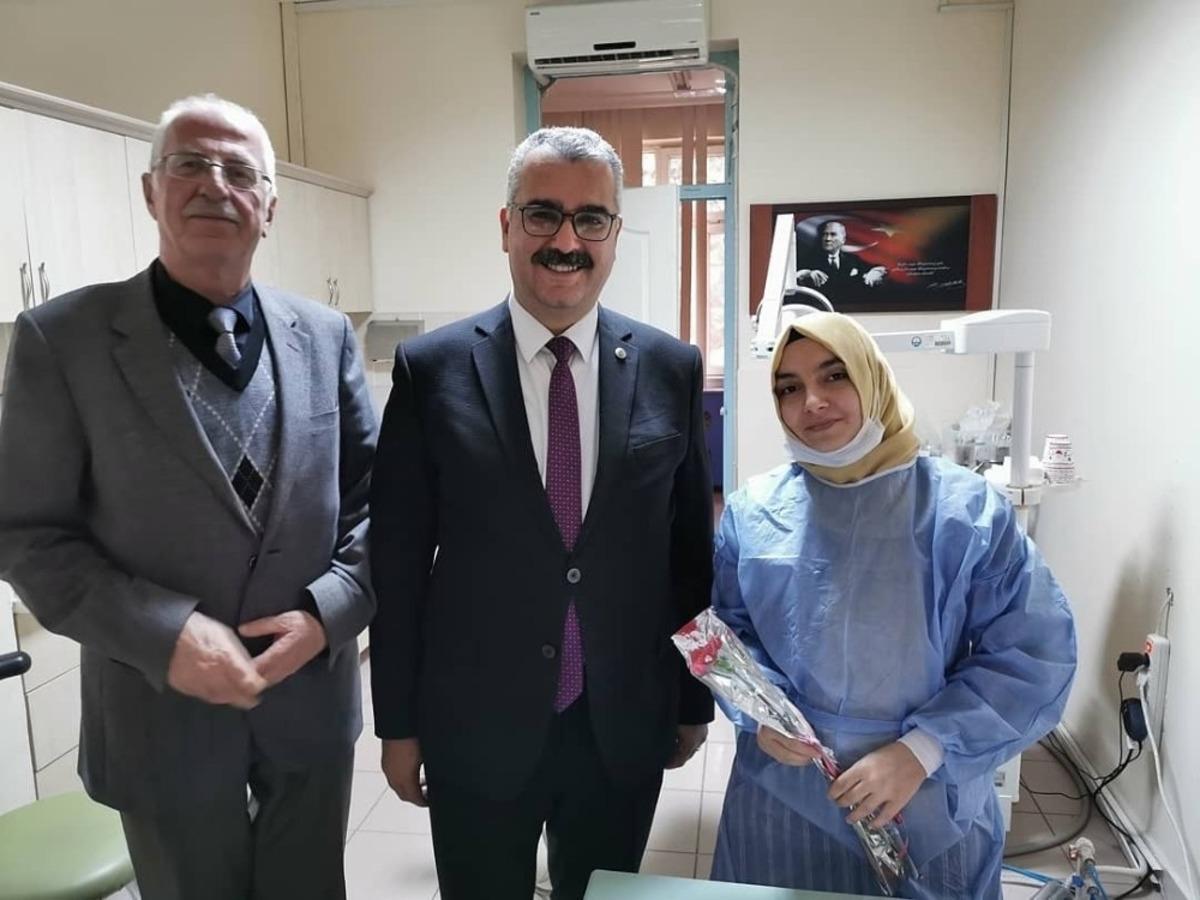 Ahlatcı, Diş Hekimleri&rsquo;nin g&uuml;n&uuml;n&uuml; kutladı