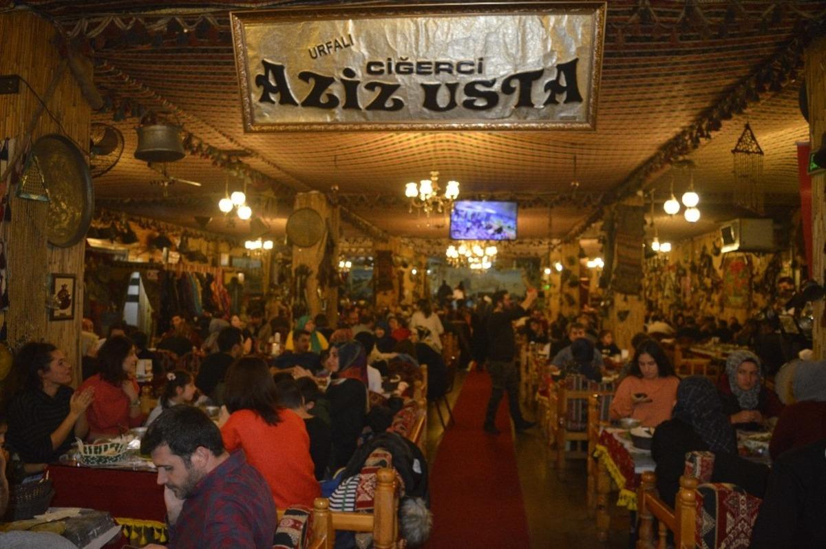 Ciğerci Aziz Usta&rsquo;da &ouml;ğretmenlere &ouml;zel sıra gecesi