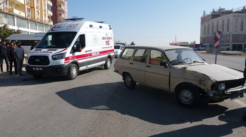 Otomobil ile motosiklet &ccedil;arpıştı: 1 yaralı