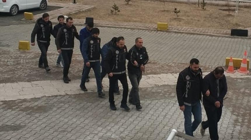 Kars'ta soğan g&ouml;r&uuml;n&uuml;m&uuml; verilen uyuşturucuyla yakalanan 4 kişi tutuklandı