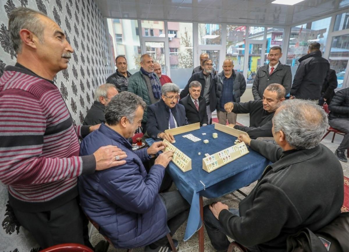 Vali Bilmez okey oynayıp vatandaşın taleplerini dinledi